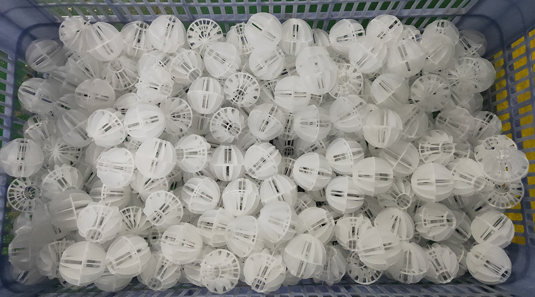 PP and PE ripple ring samples side by side showing white PP and black PE color difference